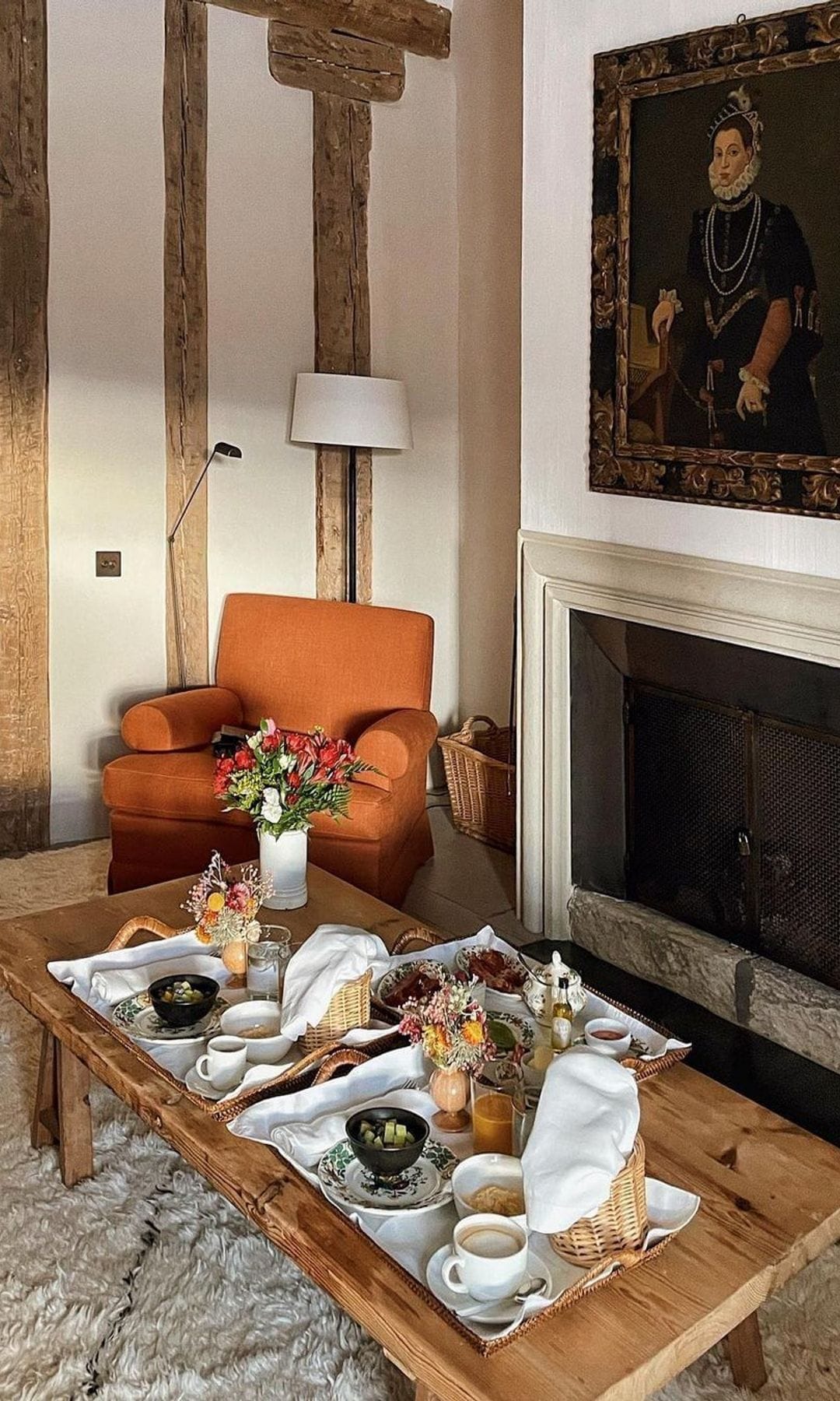 Casa Taberna de Samantha Vallejo Nájera. Salón con chimenea y mesa de centro de madera.