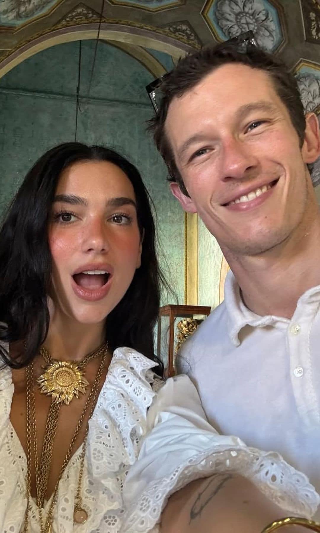 Dua Lipa con su novio Callum Turner