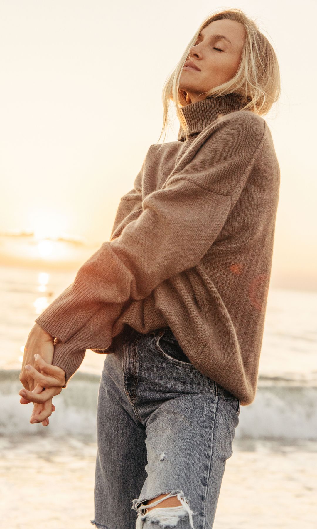 Una mujer en la playa en invierno