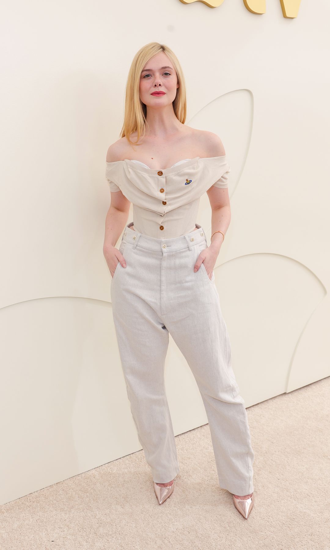 Así fue el look de Elle Fanning para el Press Day