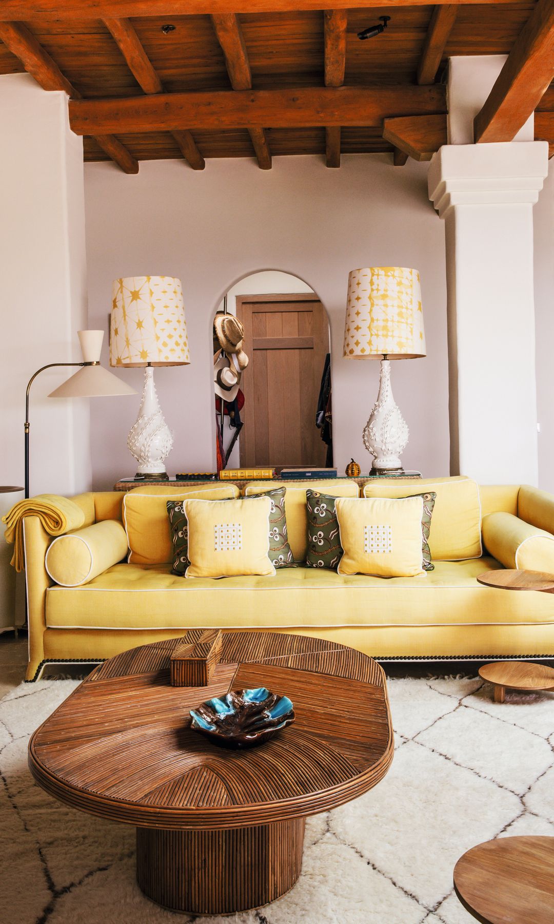 A la derecha, dos lámparas de cerámica valenciana con pantallas, de Pierre Frey