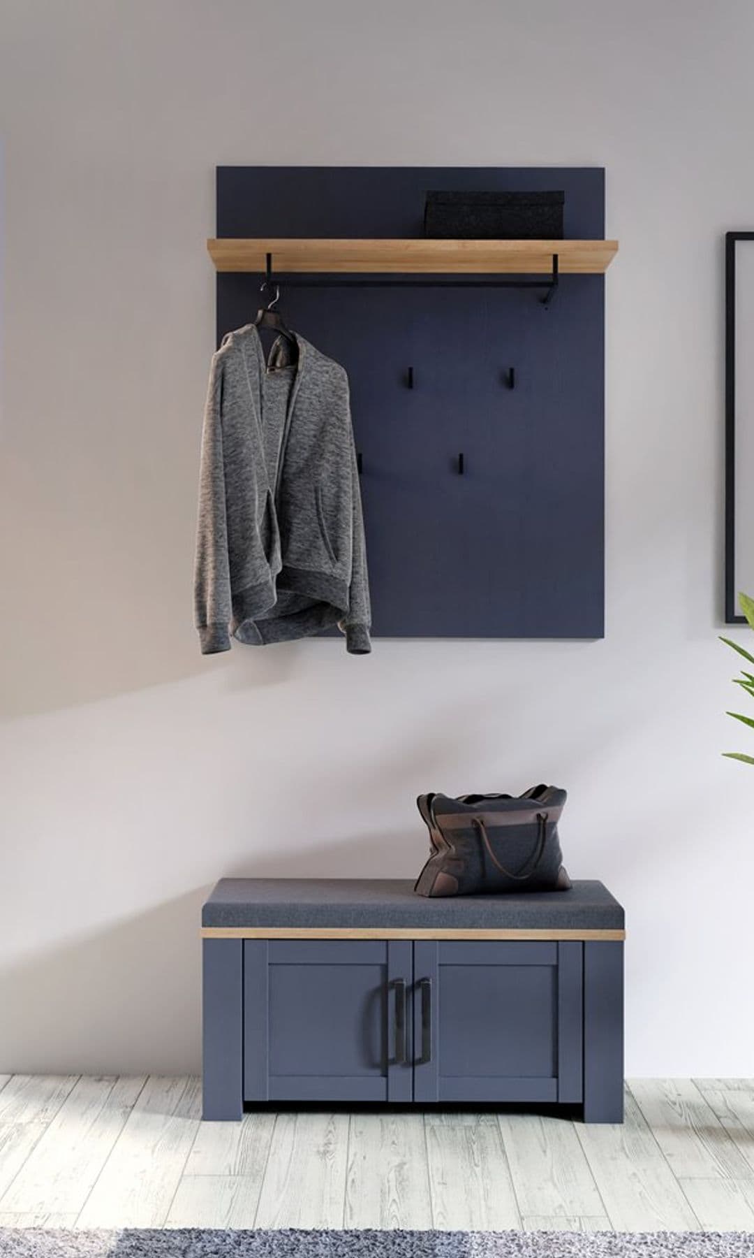 Recibidor con gran ventanal, perchero de pared azul con trasera y balda de madera, baúl banco de color azul