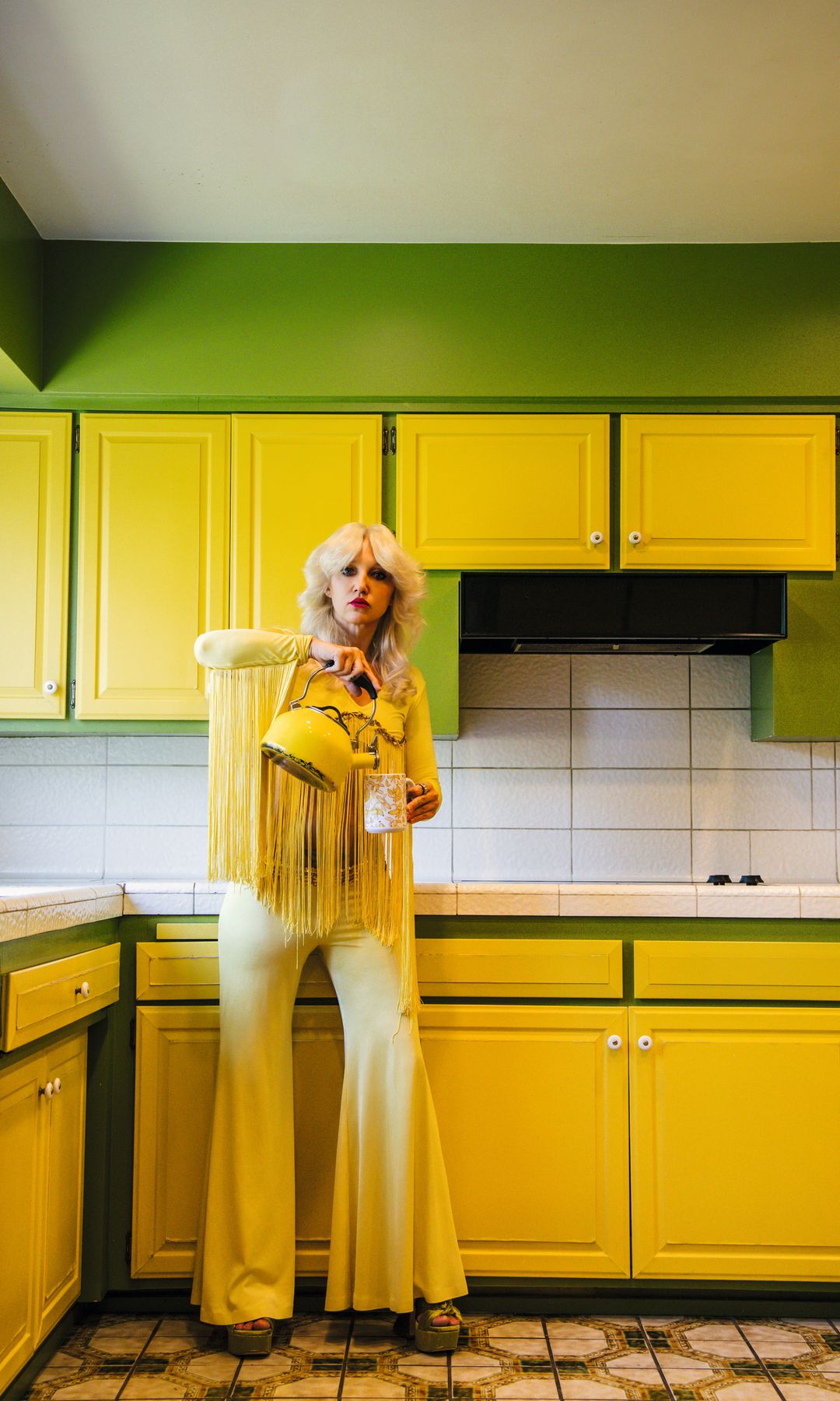 JAMIE NELSON NOS RECIBE EN SU CASA ROSA DE LOS ÁNGELES, UN TEMPLO DEL ESTILO RETRO, FANTASÍA Y “GLAMOUR” HOLLYWOODiense