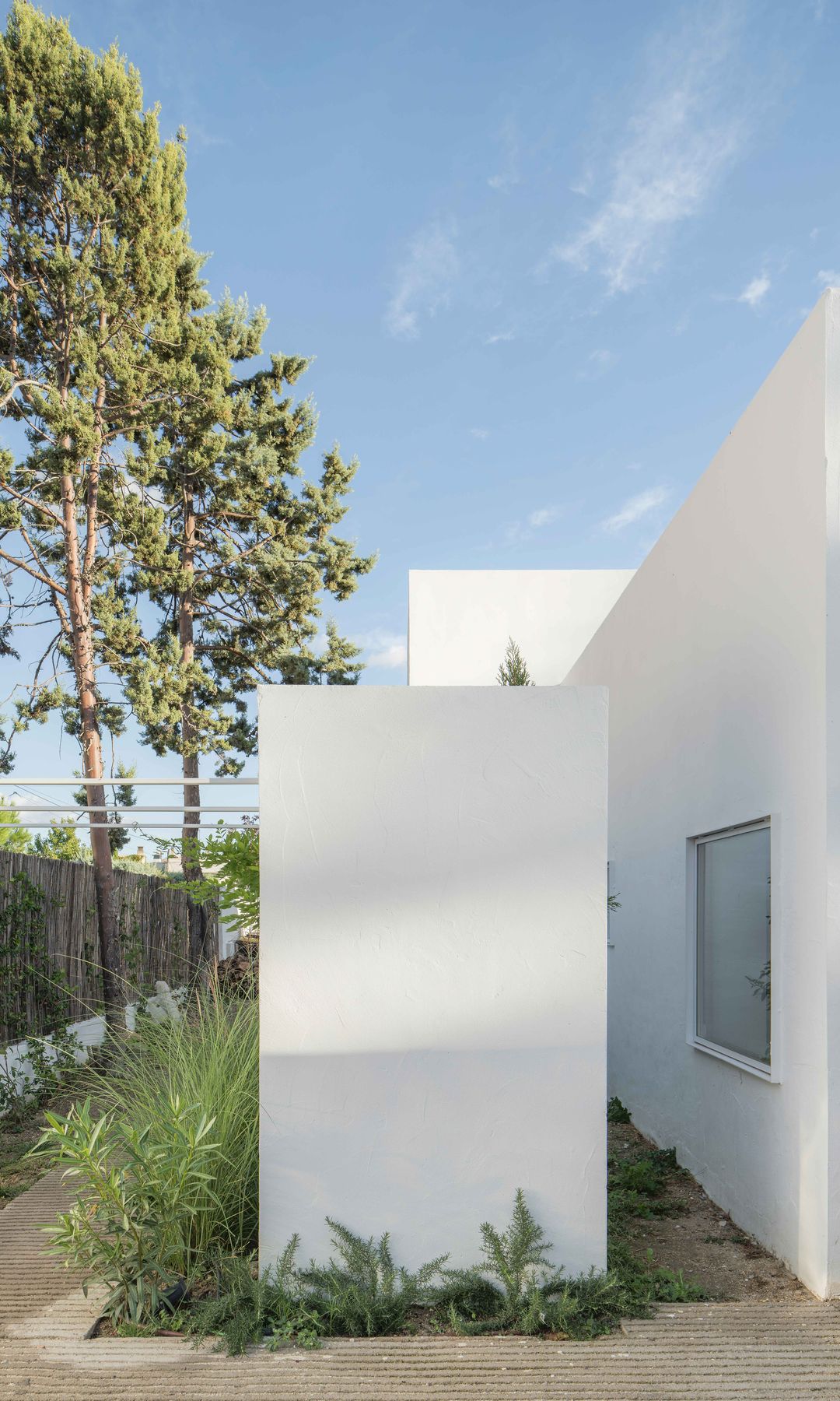 Casa blanca con jardín y pasillo