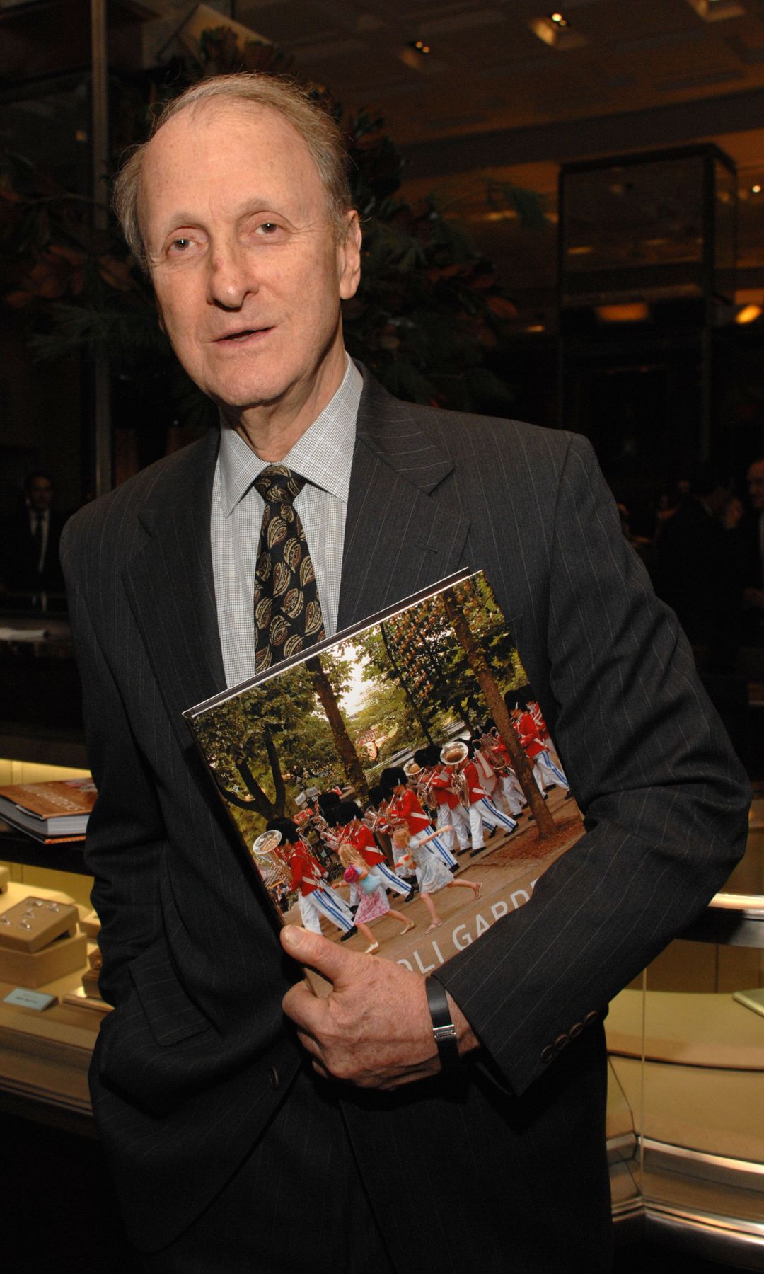 John Loring presentando uno de sus libros en Nueva York (2007)