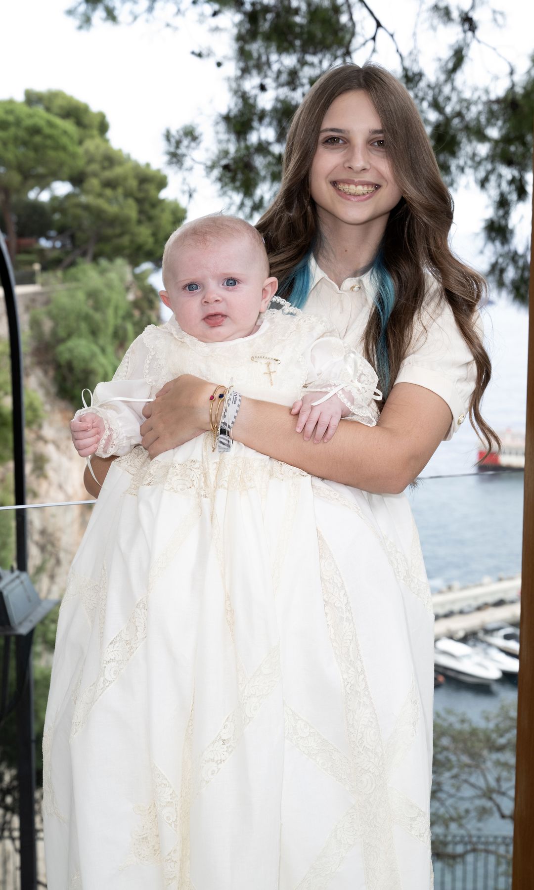 La princesa Isabelle de Orleans con su hermana pequeña, Élisabeth, en brazos