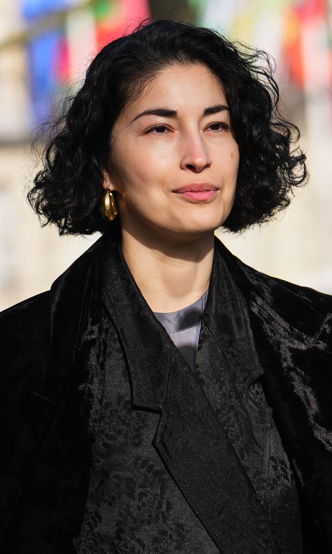  Mujer con cabello corto rizado