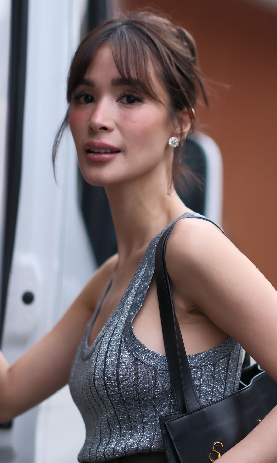  Mujer con flequillo cortina