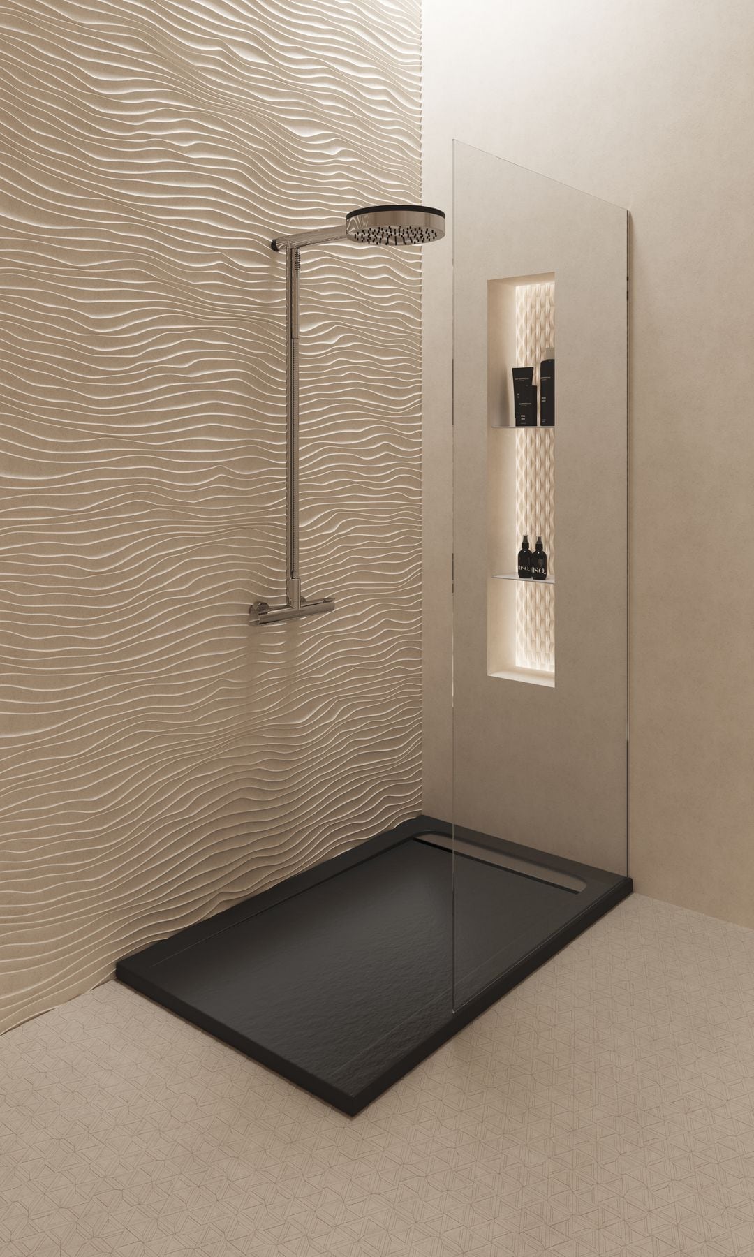 Plato de ducha de color negro, paredes cerámicas, grifería XL, hornacina con luz y productos baño