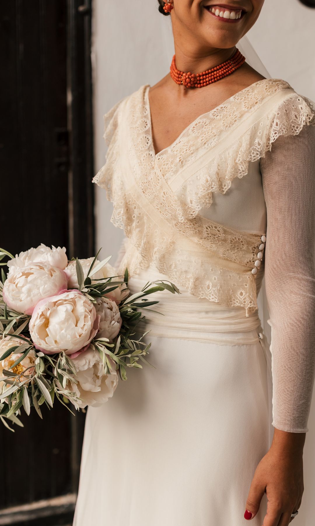 Ramo de novia de peonías y olivo