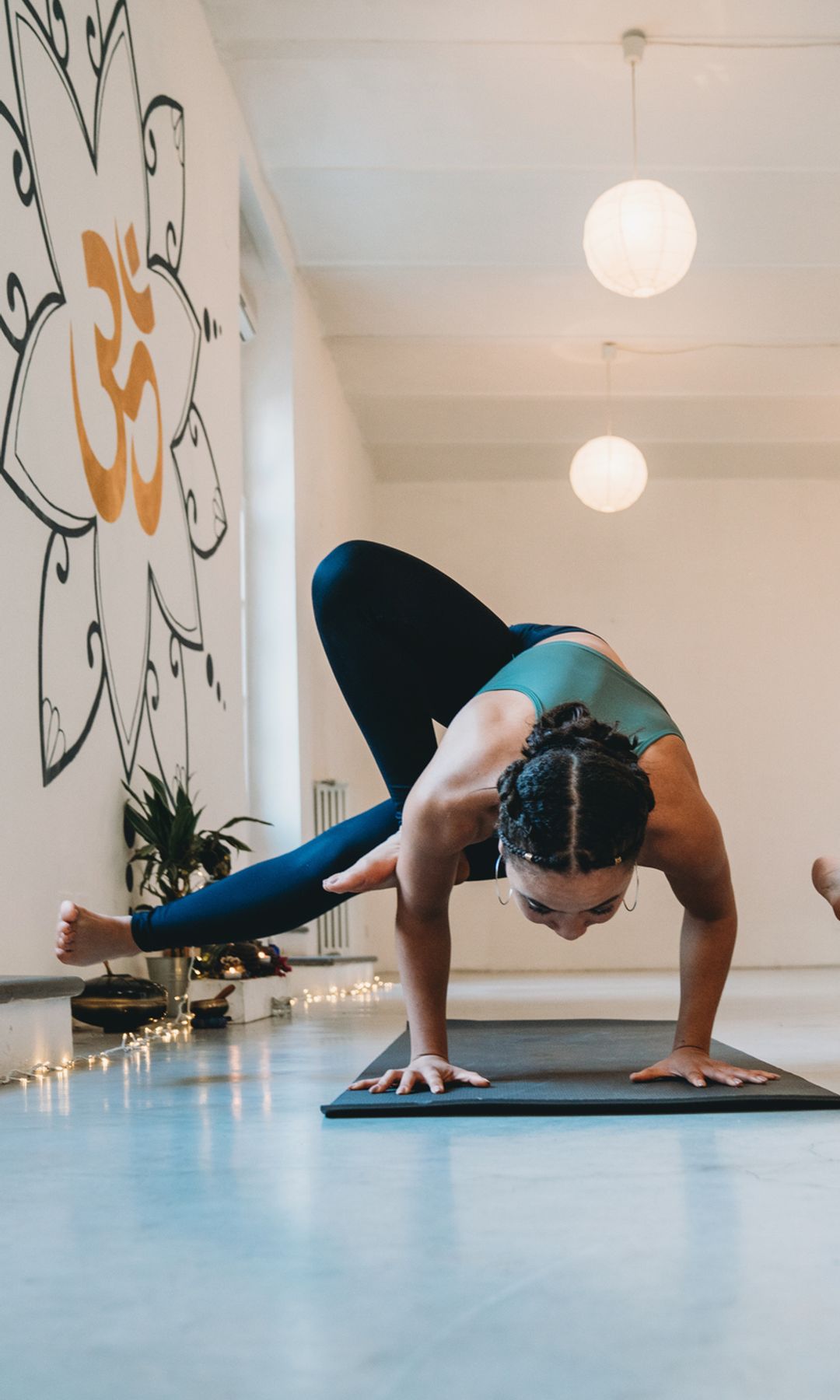 Dos mujeres haciendo yoga