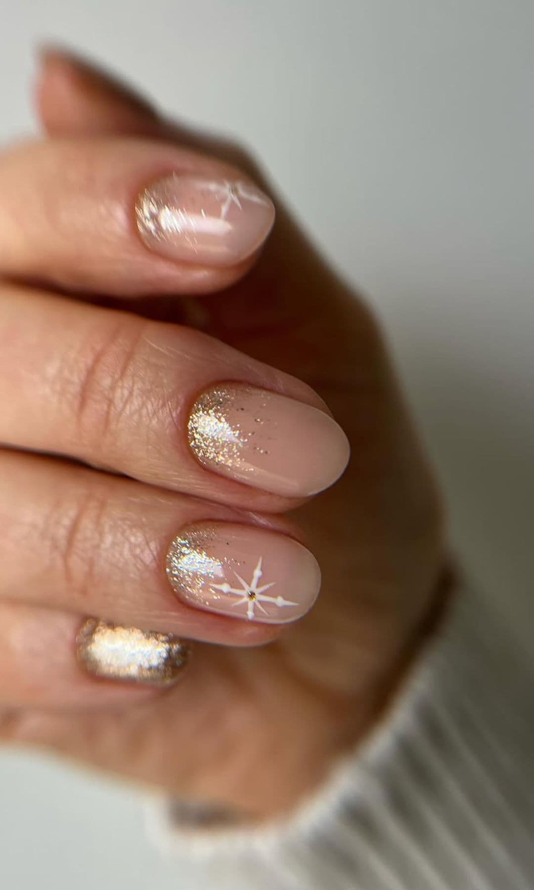 Manicura dorada para Navidad