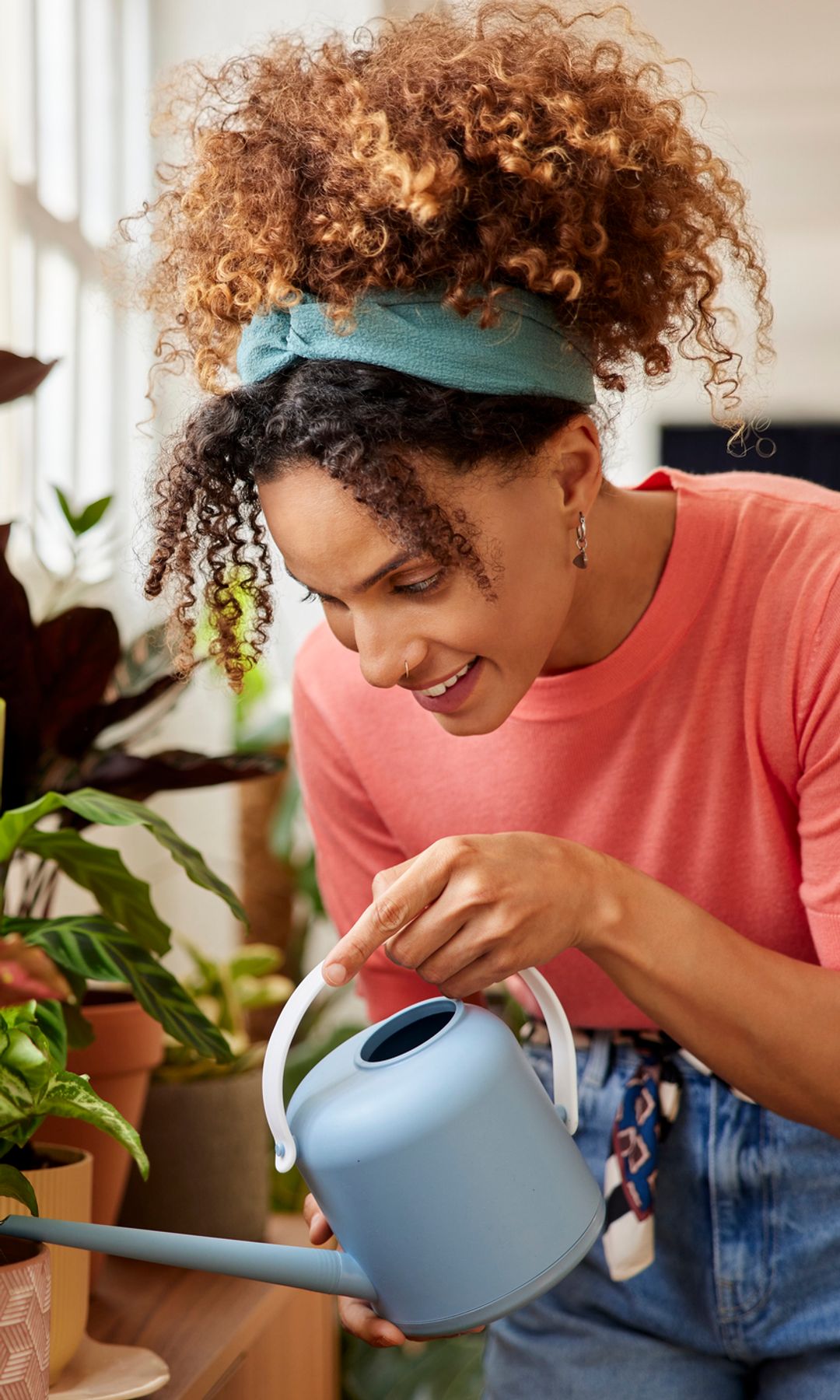 Mujer regando las plantas