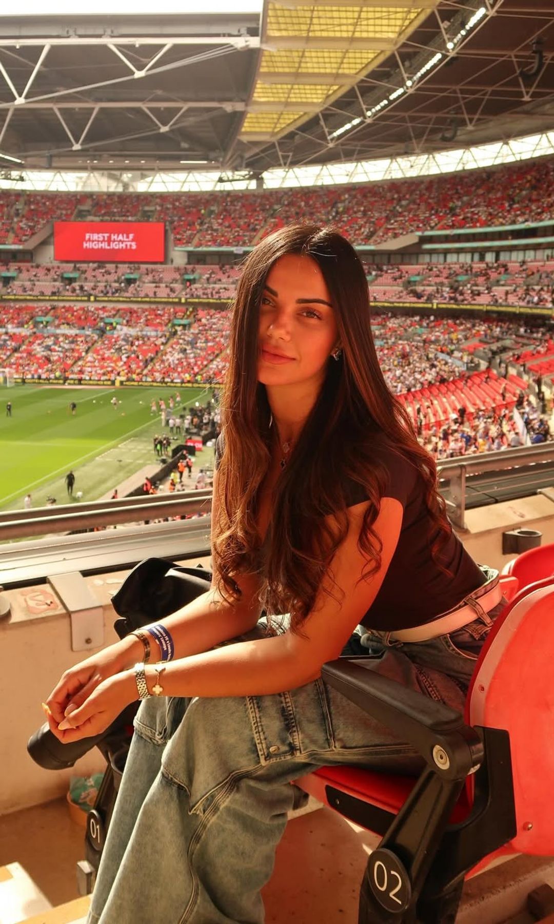 Claudia Rodríguez, novia de Cucurella, arrasa con vaqueros personalizados del Mundial 2026: "El fútbol es la inspiración, pero interpretado de una forma personal y creativa"
