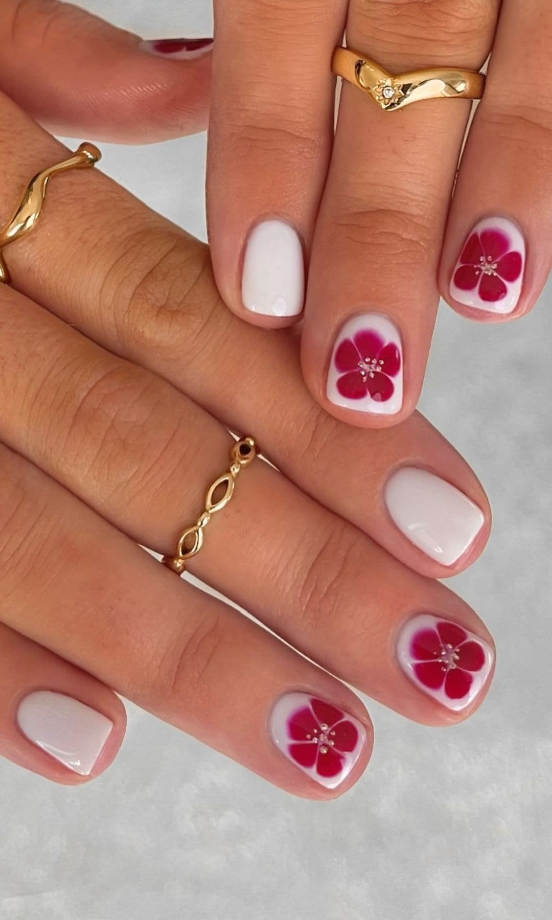 Manicura blanca flores tropicales