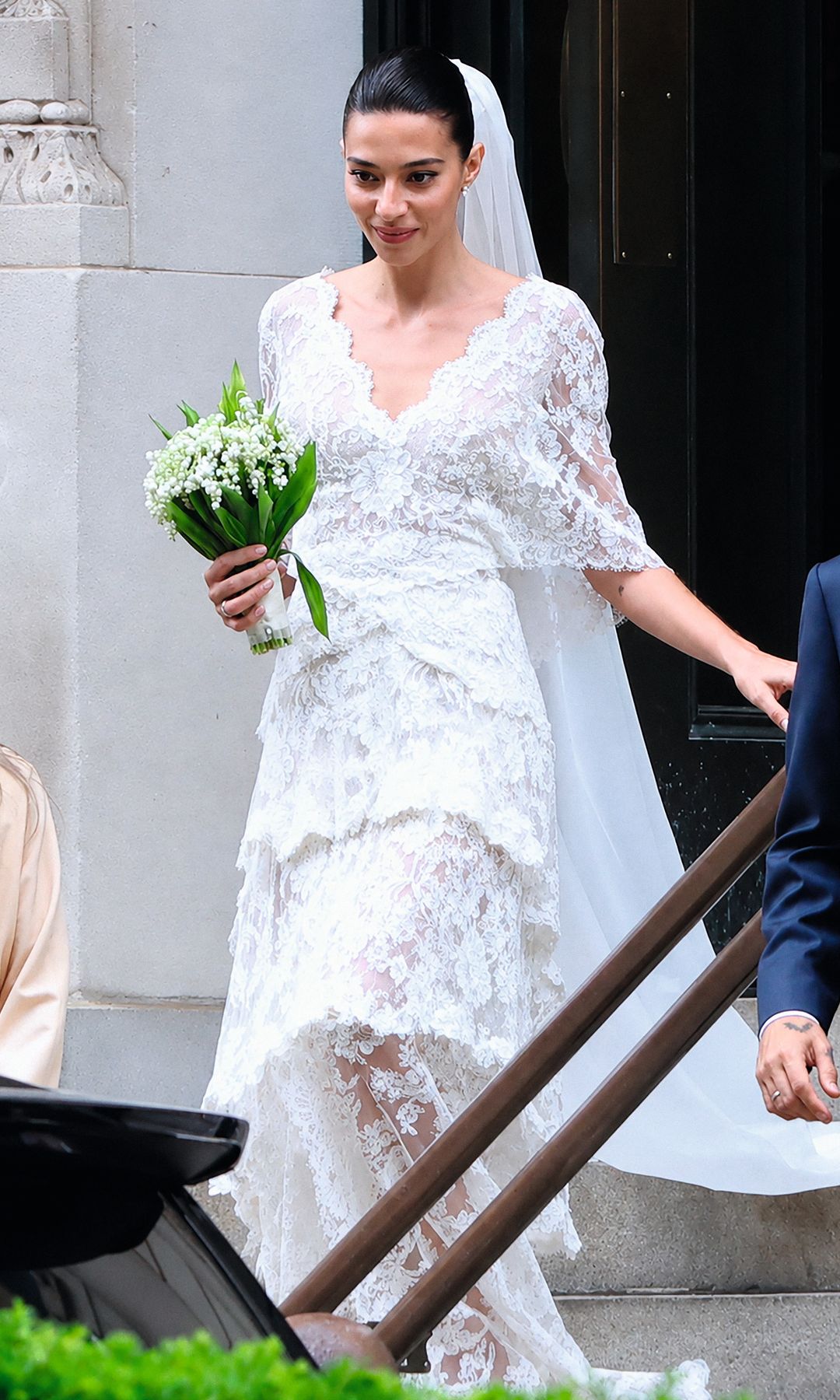 La hija de Carlos Herrera y Mariló Montero optó por un vestido que diseñó ella misma, de estilo bohemio, romántico e inconfundible aire español. La modelo completó su "look" con unos pendientes de perlas y diamantes y un pequeño ramo de lirios del valle