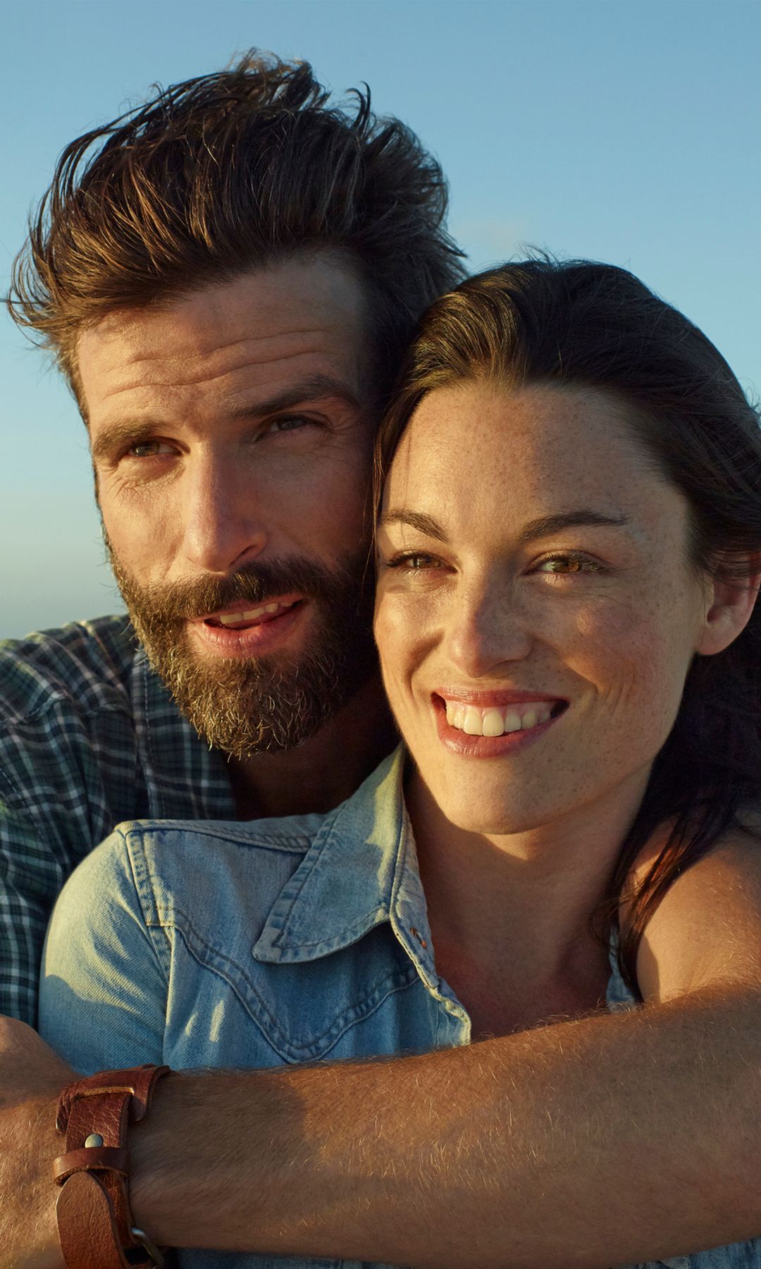 Pareja joven feliz en la playa