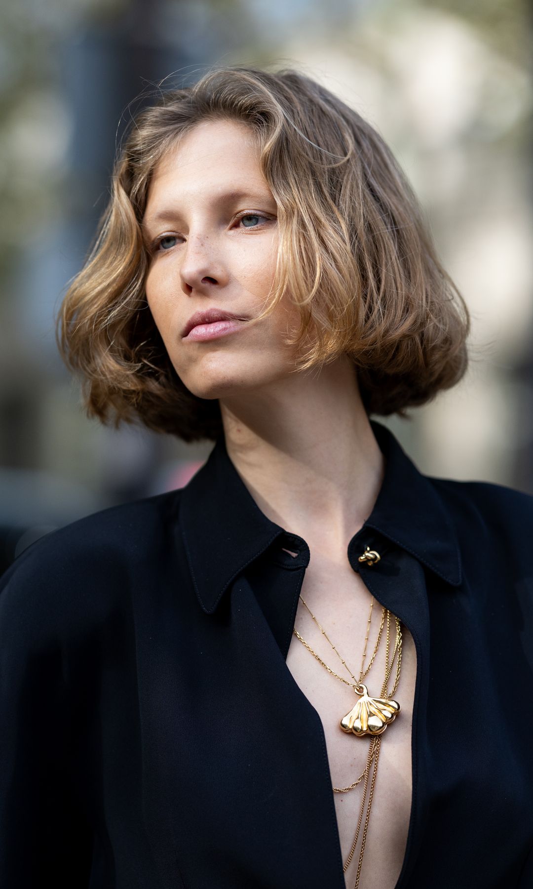  Mujer con pelo corto y a capas texturizadas