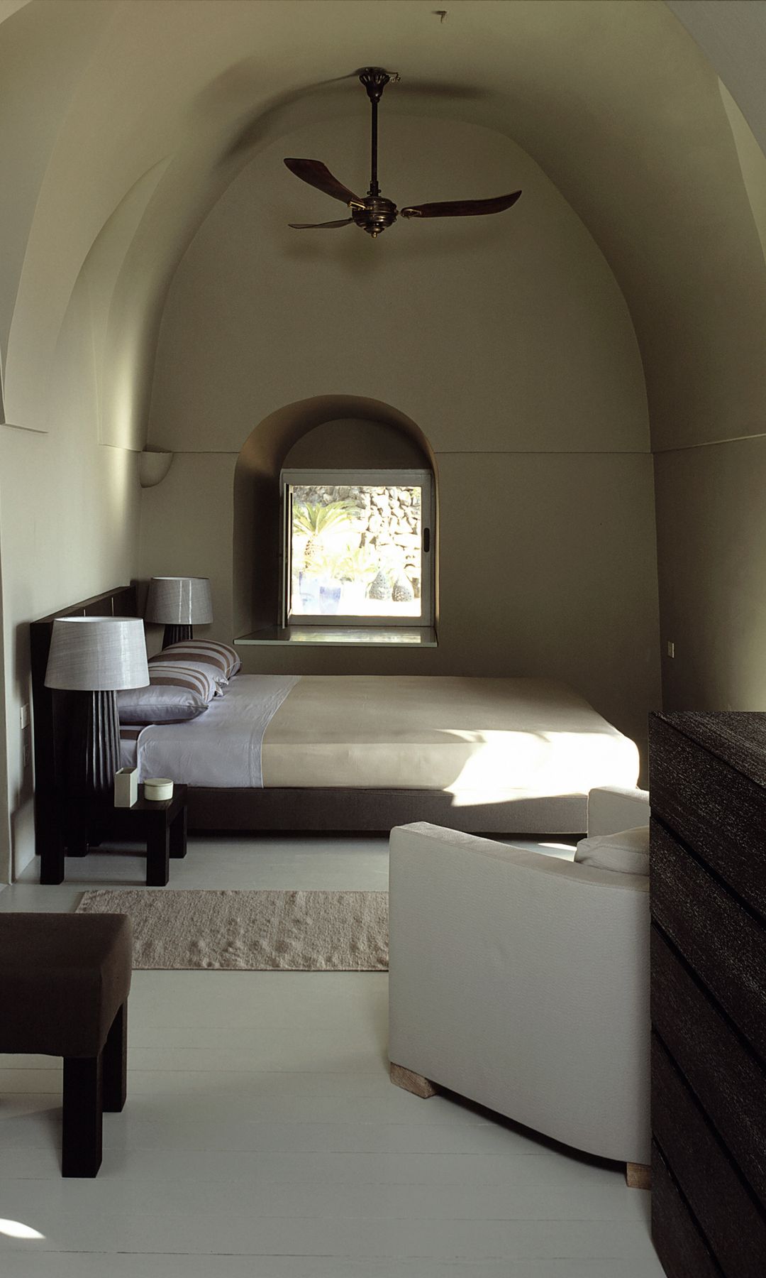GIORGIO ARMANI NOS INVITA A SU PARAÍSO DE PANTELLERIA, LA ISLA VOLCÁNICA E INDÓMITA QUE LE ENAMORÓ HACE 40 AÑOS