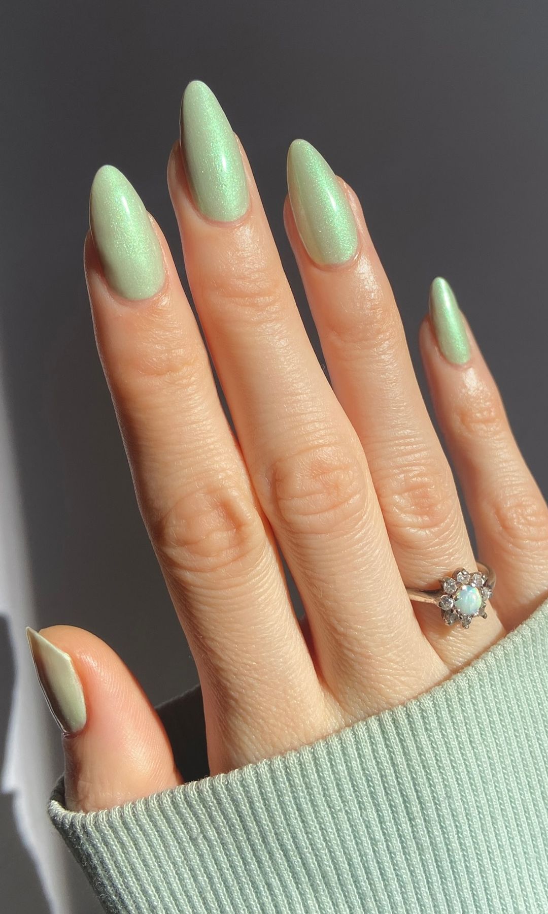 Manicura verde menta con brillo