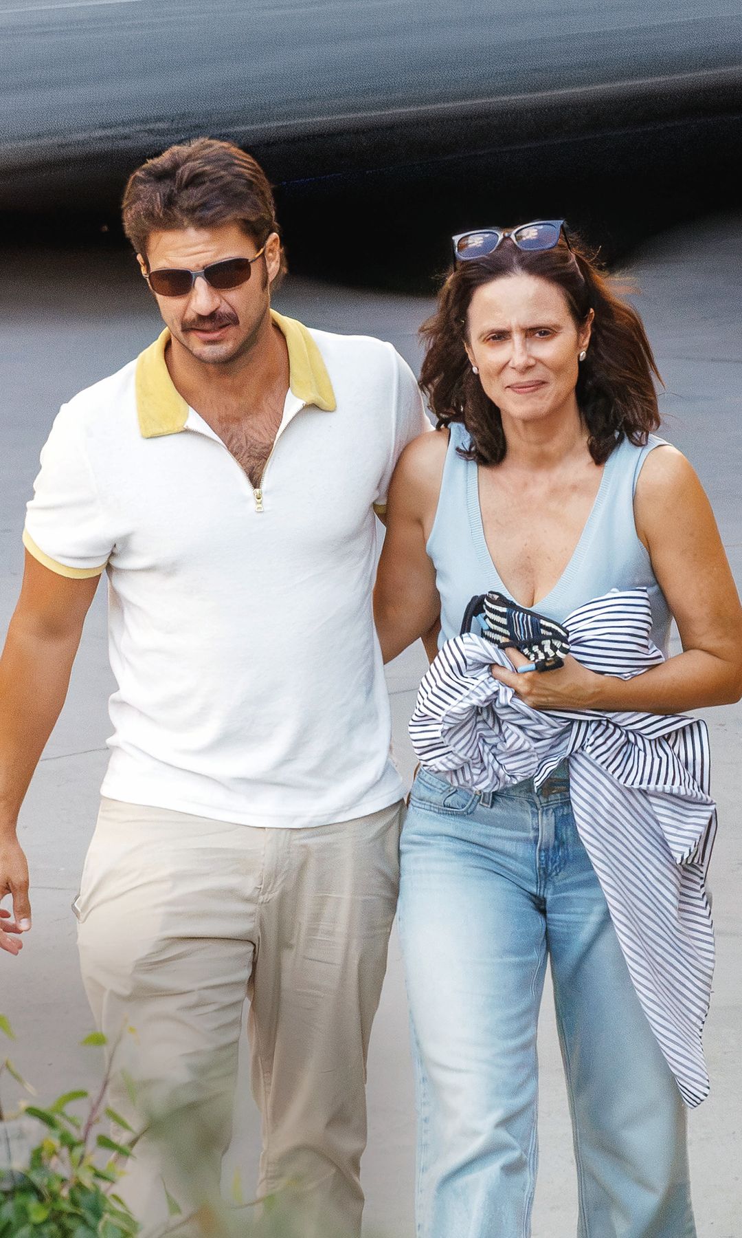 Maxi Iglesias con Aitana Sánchez-Gijón paseando por la calle