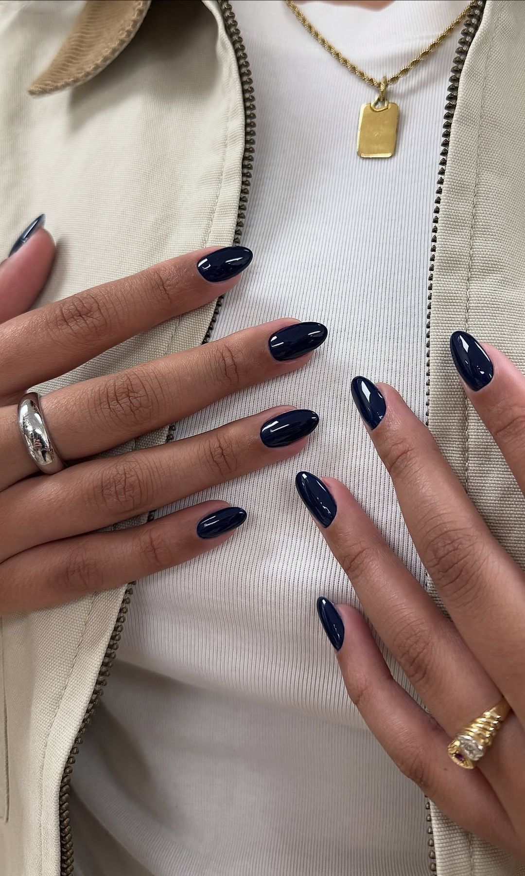 Manicura en azul marino