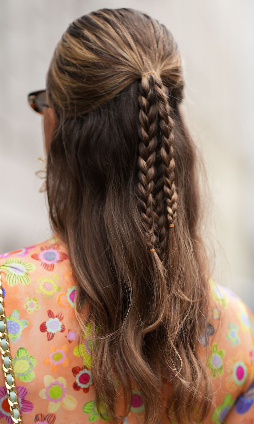 Perle Hagesteijn de espaldas cpn semirrecogido trenzado y vestido hippy