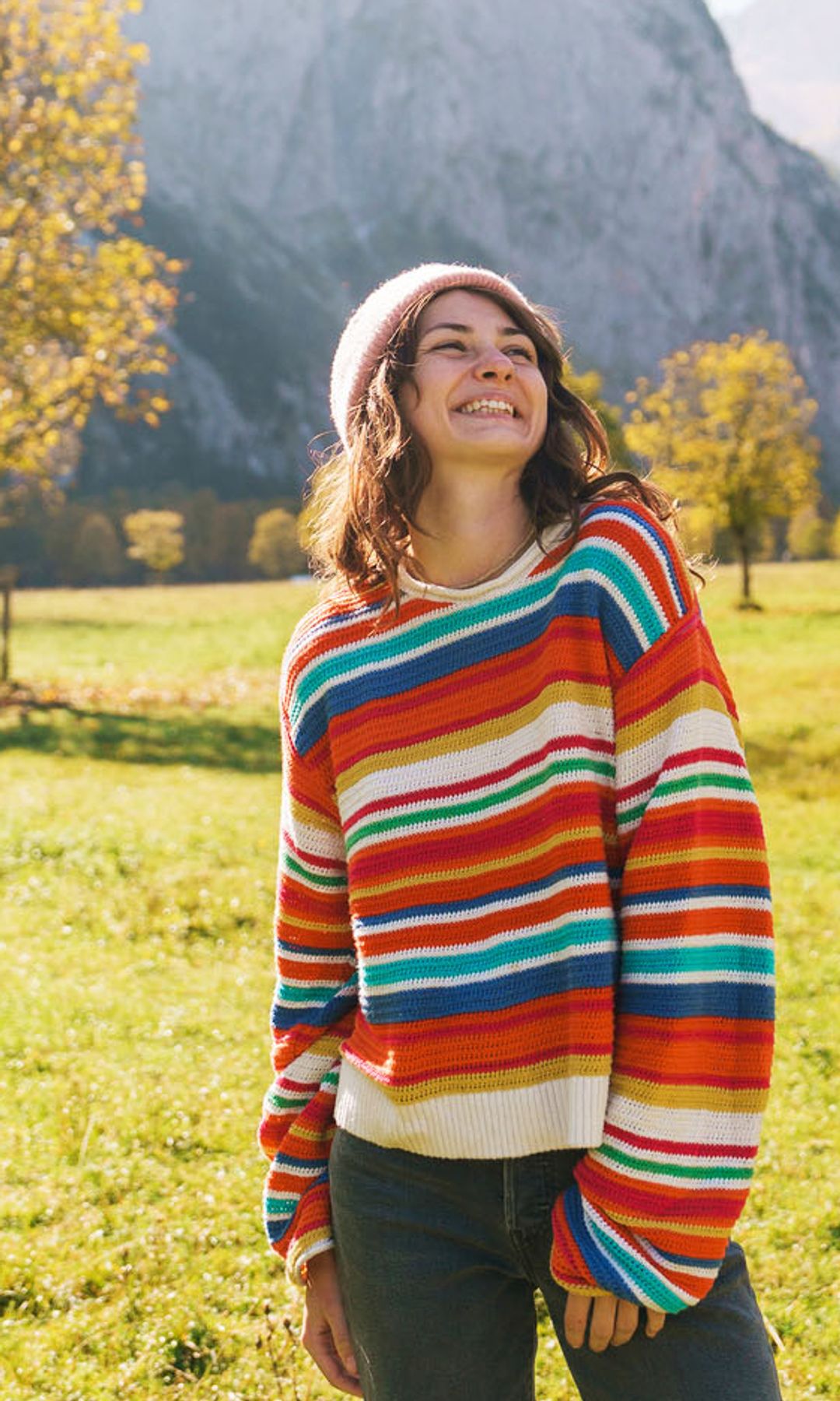 Mujer paseando en los alpes