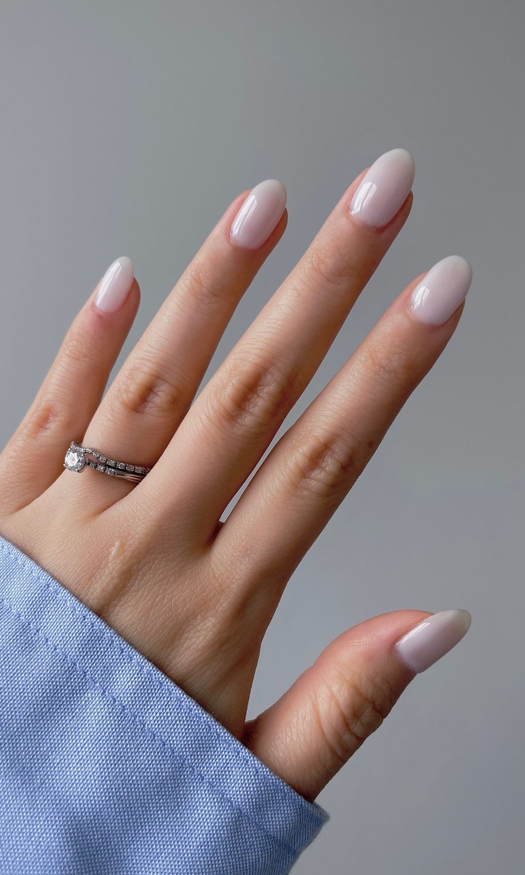 Manicura ovalada en blanco lechoso