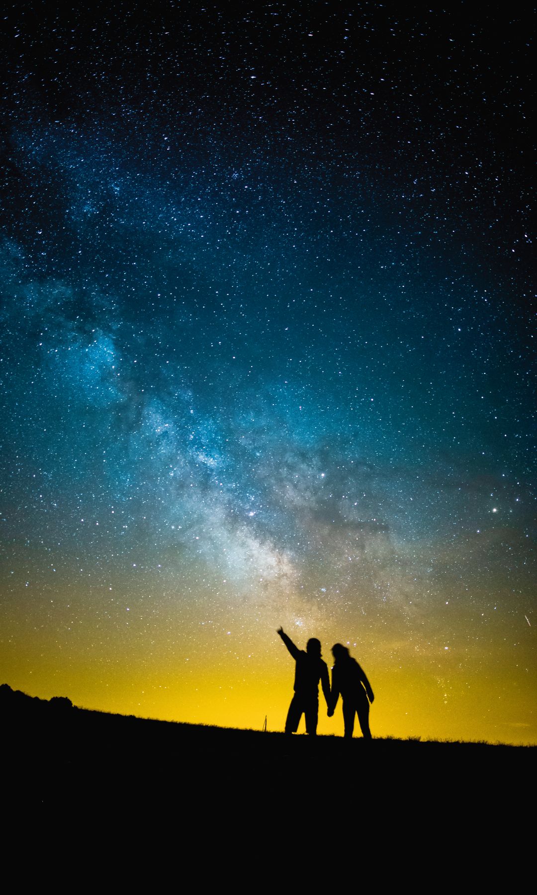 Pareja contemplando la Vía Láctea en Serra Del Montsec, Lleida.