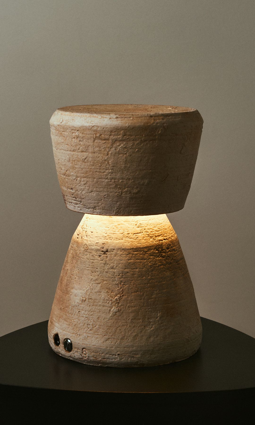 Lámpara de sobremesa realizada de forma artesanal en cerámica