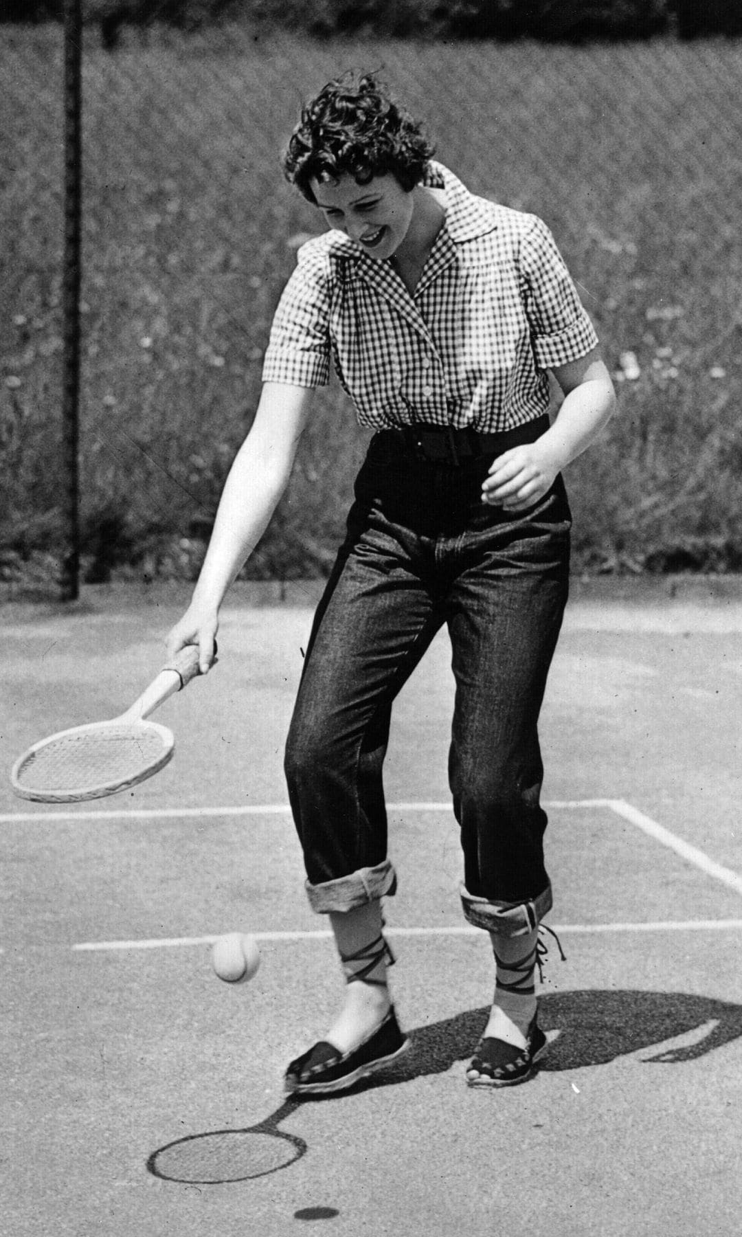La princesa Alexandra de Kent jugando al tenis en Coppins, 1954.