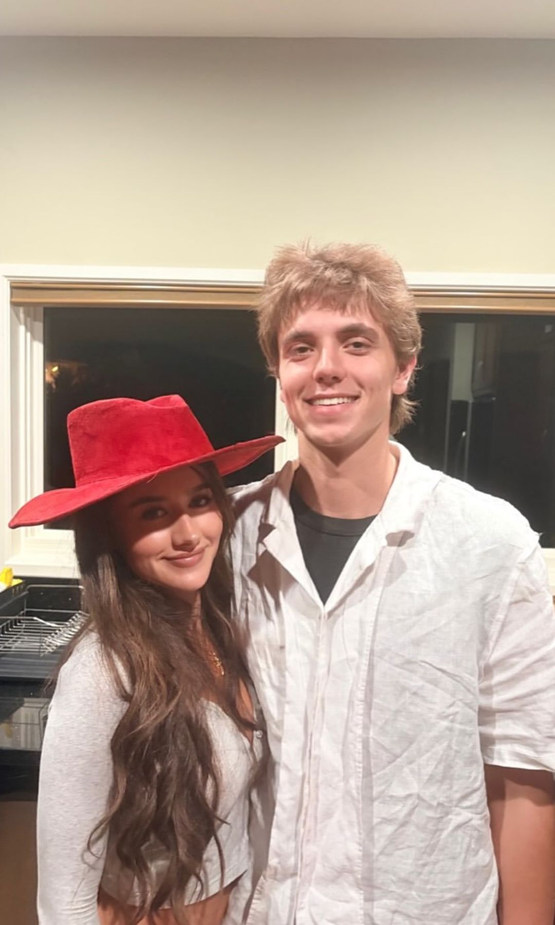 Jayden James, hijo menor de Britney Spears, también aparece en la publicación junto a una joven morena