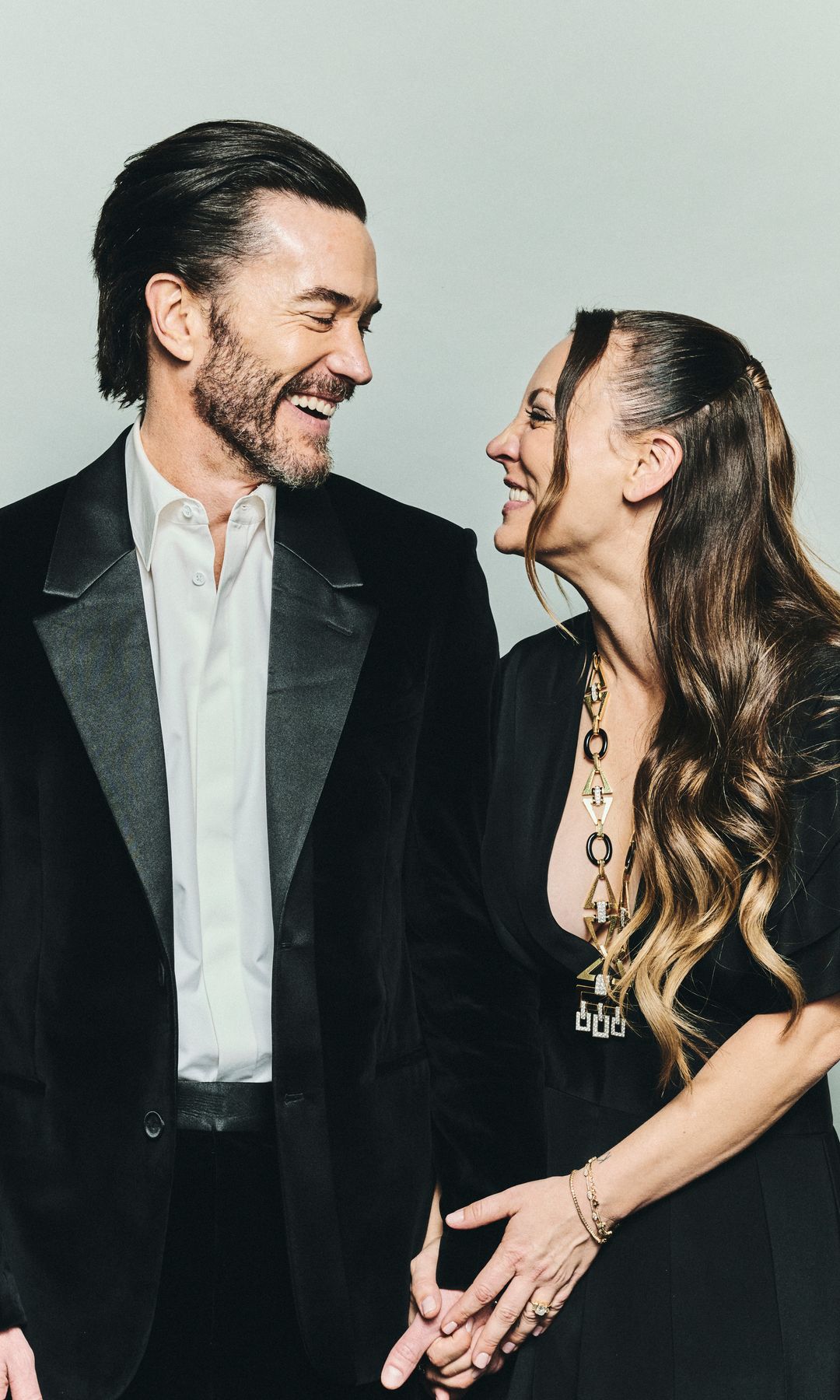 Tom Pelphrey y Kaley Cuoco en los Gotham Awards en diciembre de 2025