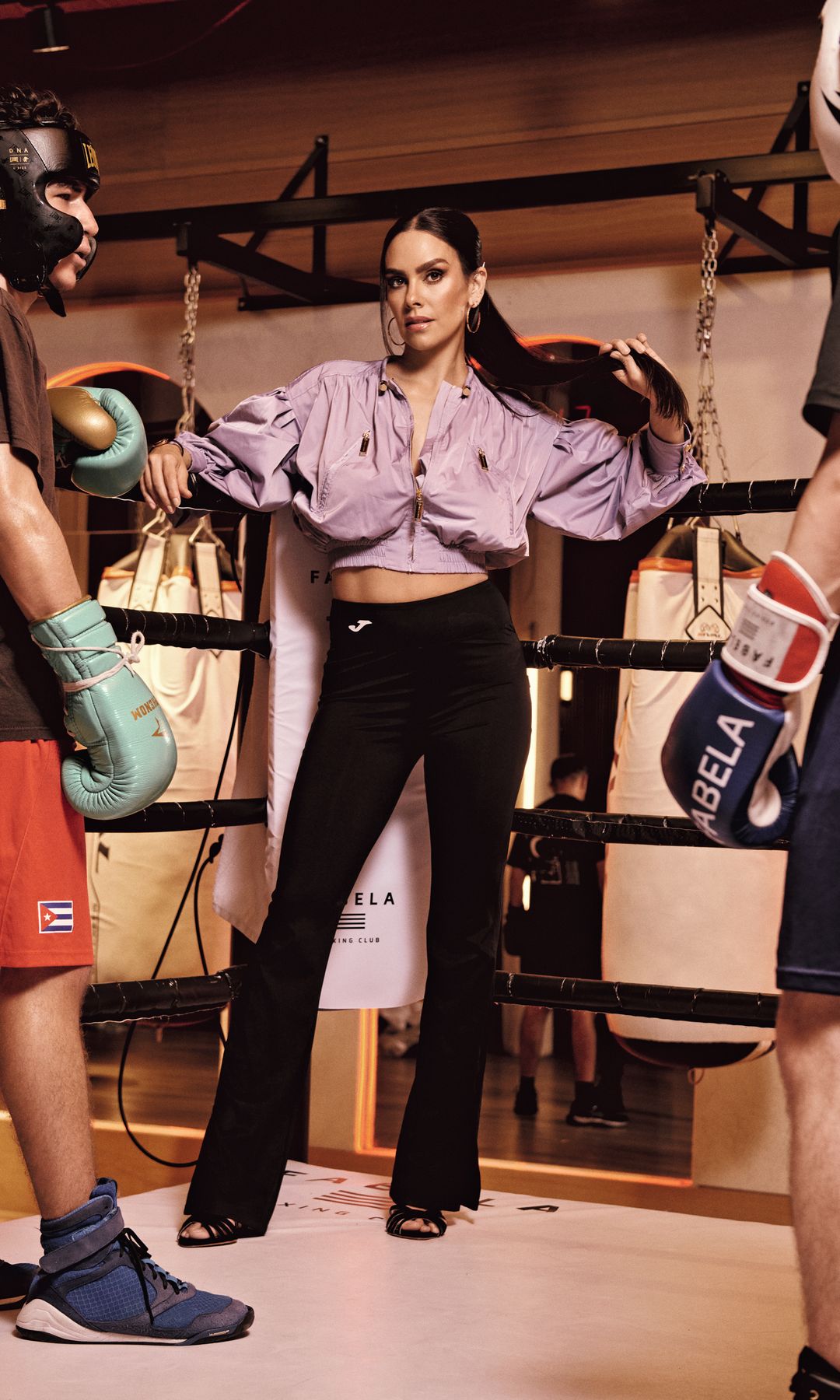 Cristina Pedroche en un ring de boxeo, con guantes, lista para entrenar.