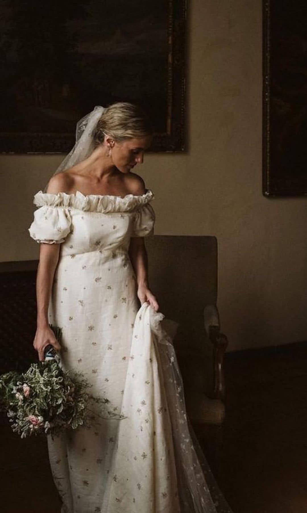 Vestido de novia con flores bordadas de Alejandra Valero