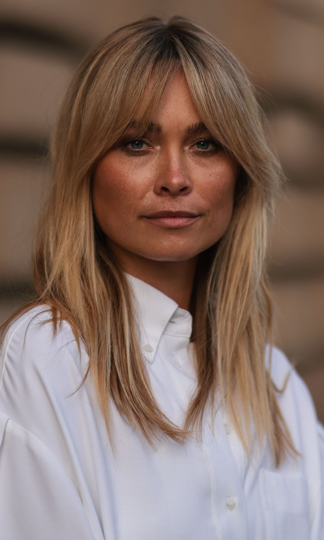 Mujer rubia con flequillo