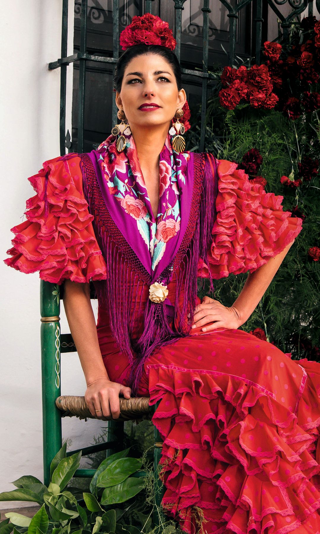 "Las tradiciones nos conectan con nuestra raíces, con nuestra historia y con quienes somos. Creo que es fundamental cuidarlas y transmitirlas a las nuevas generaciones", subraya la diseñadora sevillana, a la que vemos con algunas de sus creaciones de moda flamenca de su última colección