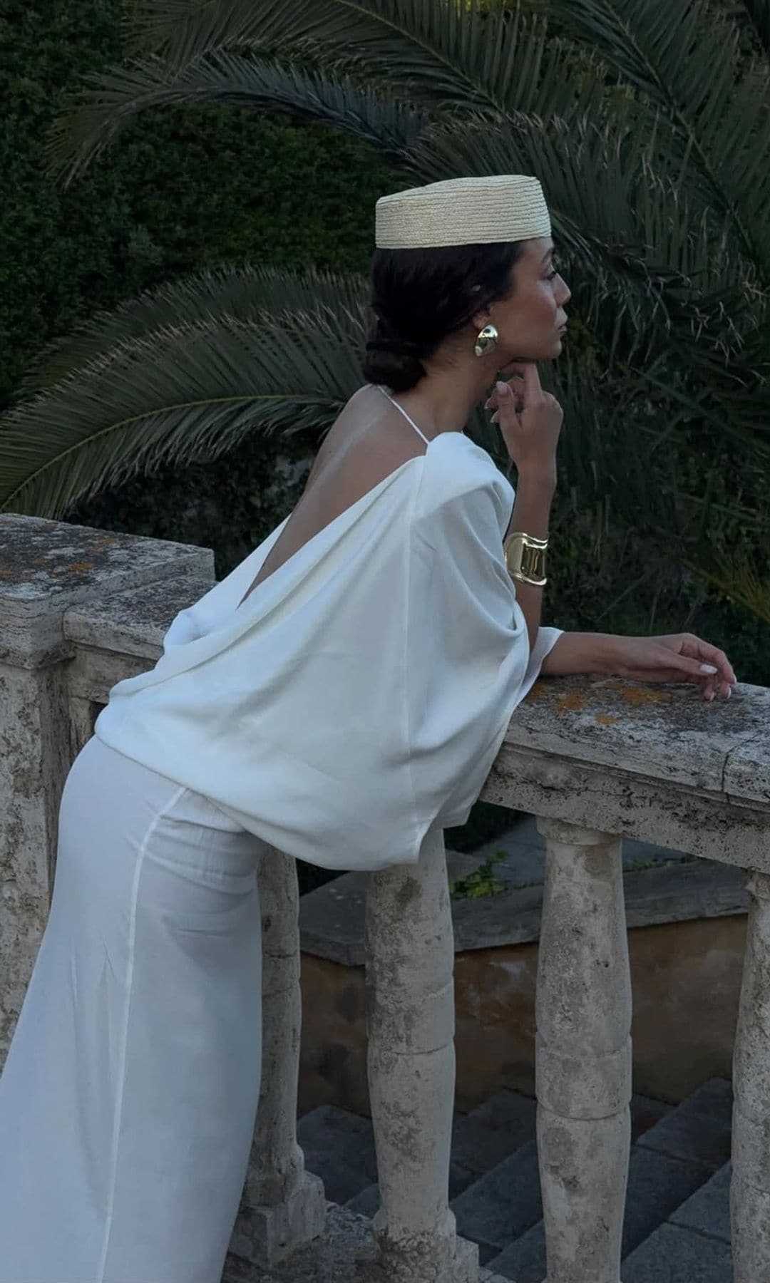 Influencer con vestido blanco y tocado