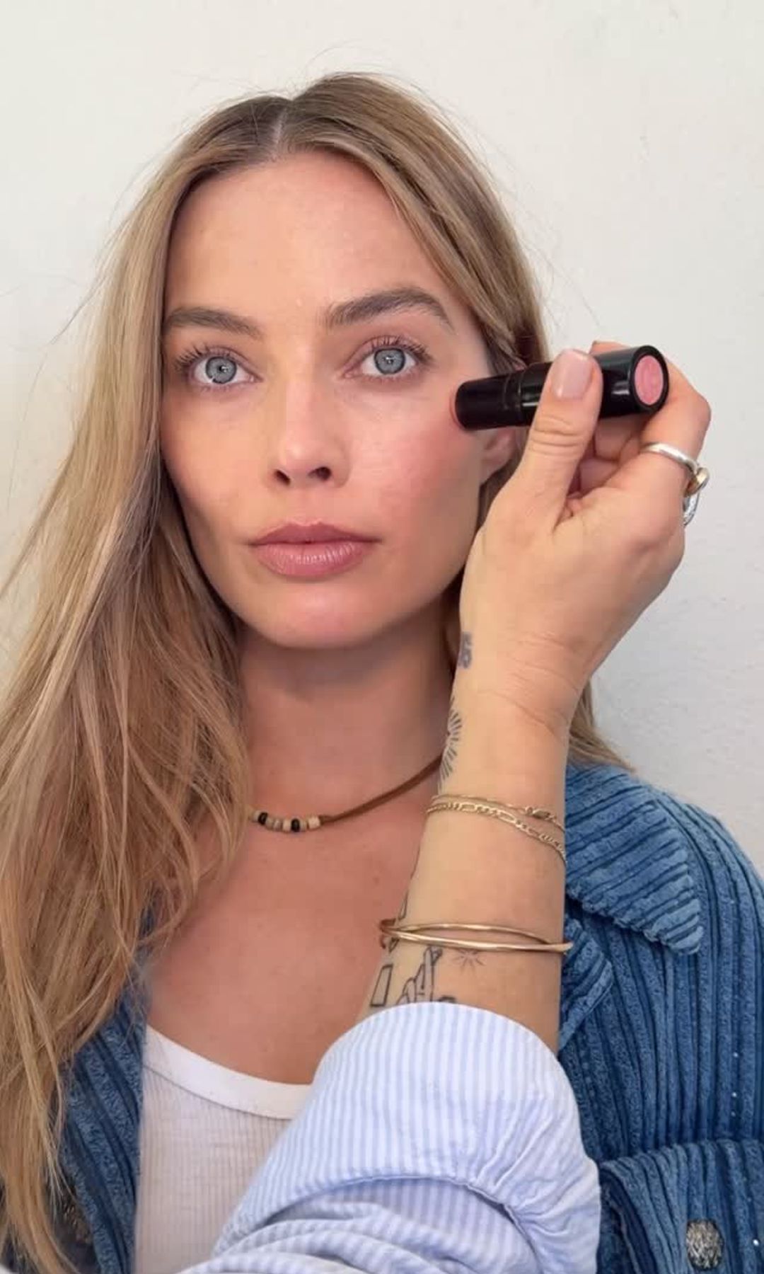 Margot Robbie en el backstage con la maquilladora Pati Dubroff