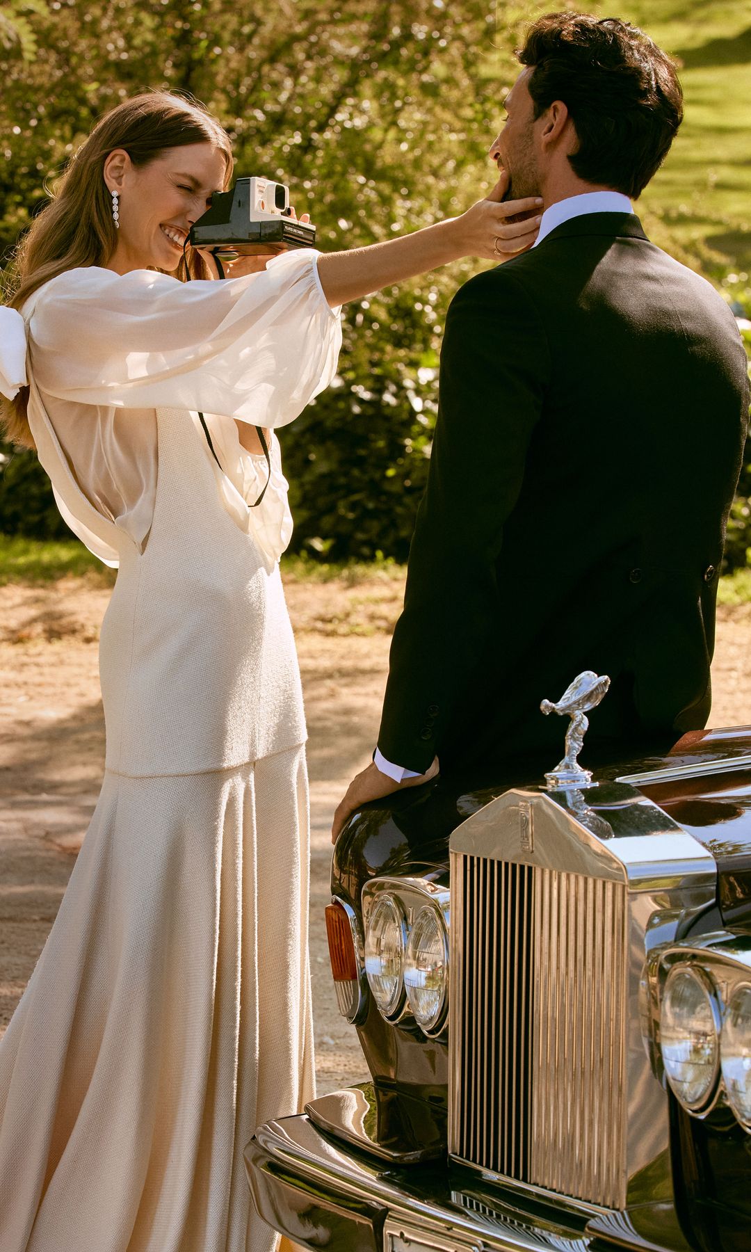 Masterclass de estilo: la modelo, con vestido de lana con seda sobre blusa de gasa natural, de Luis Berrendero; casquete, de Balel luxury hats para Luis Berrendero, y pendientes y sortija en oro blanco y diamantes, de Rabat. Él lleva total look, de Budiman