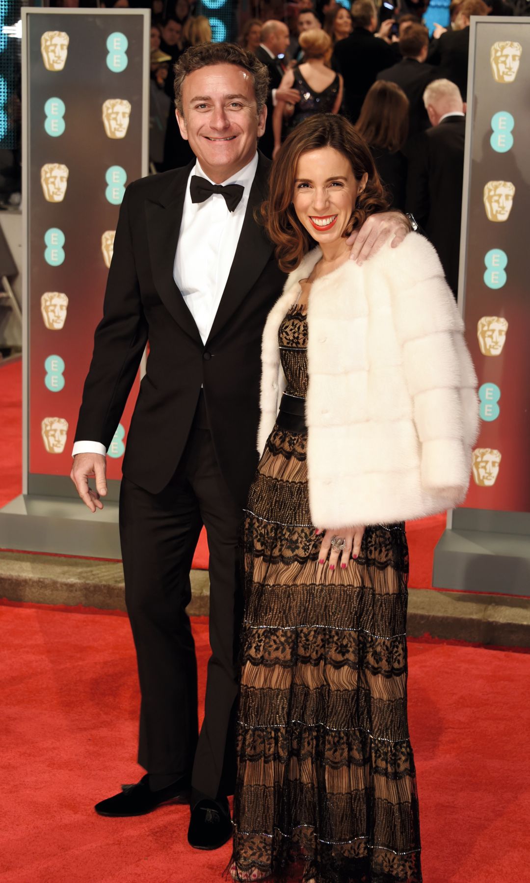 Alejandro Agag y una mujer en la alfombra roja, ambos sonrientes.