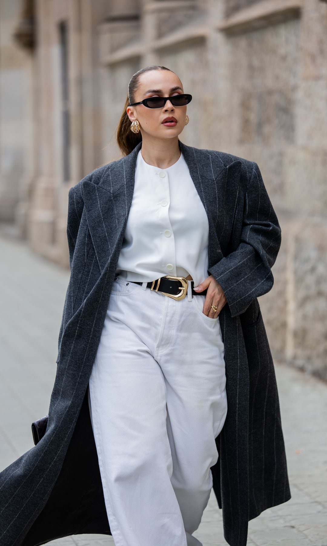 Look con cinturón estructurado