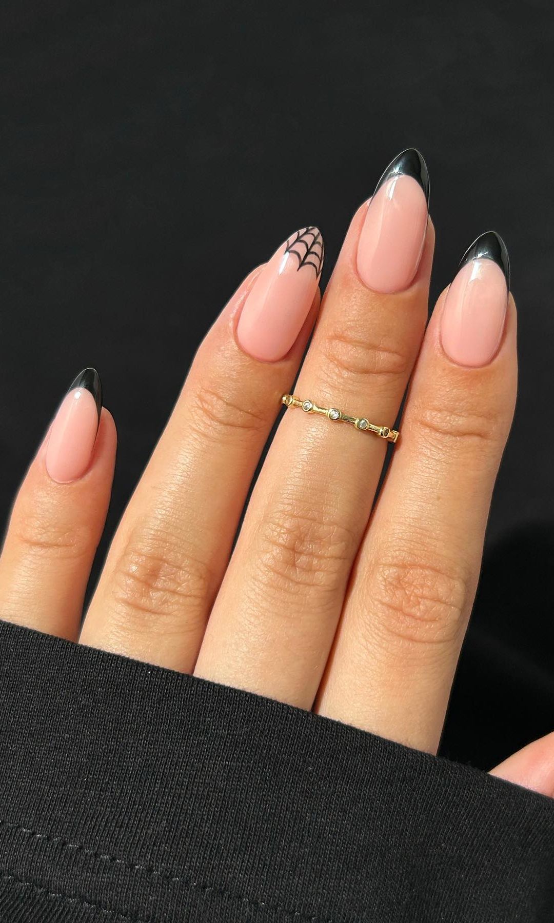 Manicura con telarañas
