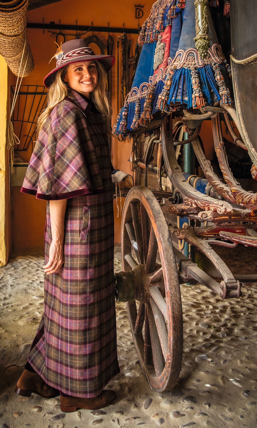 Junto a una calesa tallada y policromada del siglo XVIII, dotada con el escudo de la Casa de los Marqueses de Ariza y Valmediano