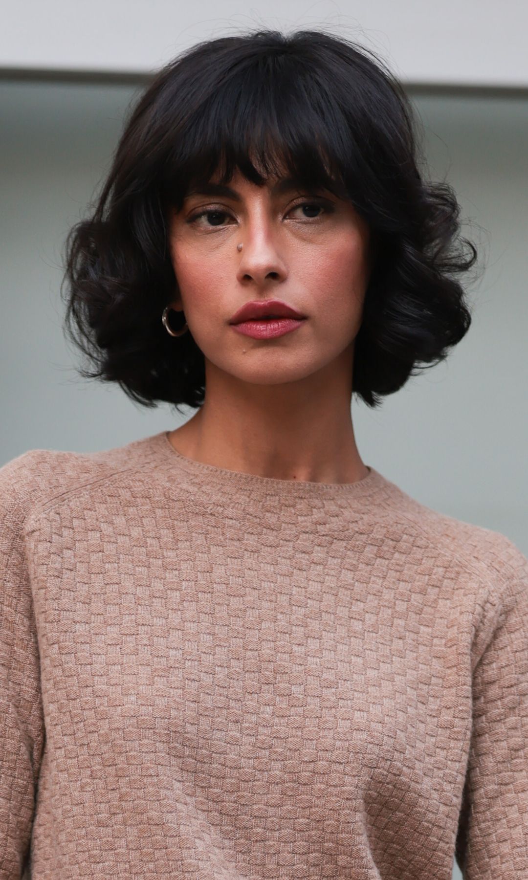  Mujer con cabello corto y rizado