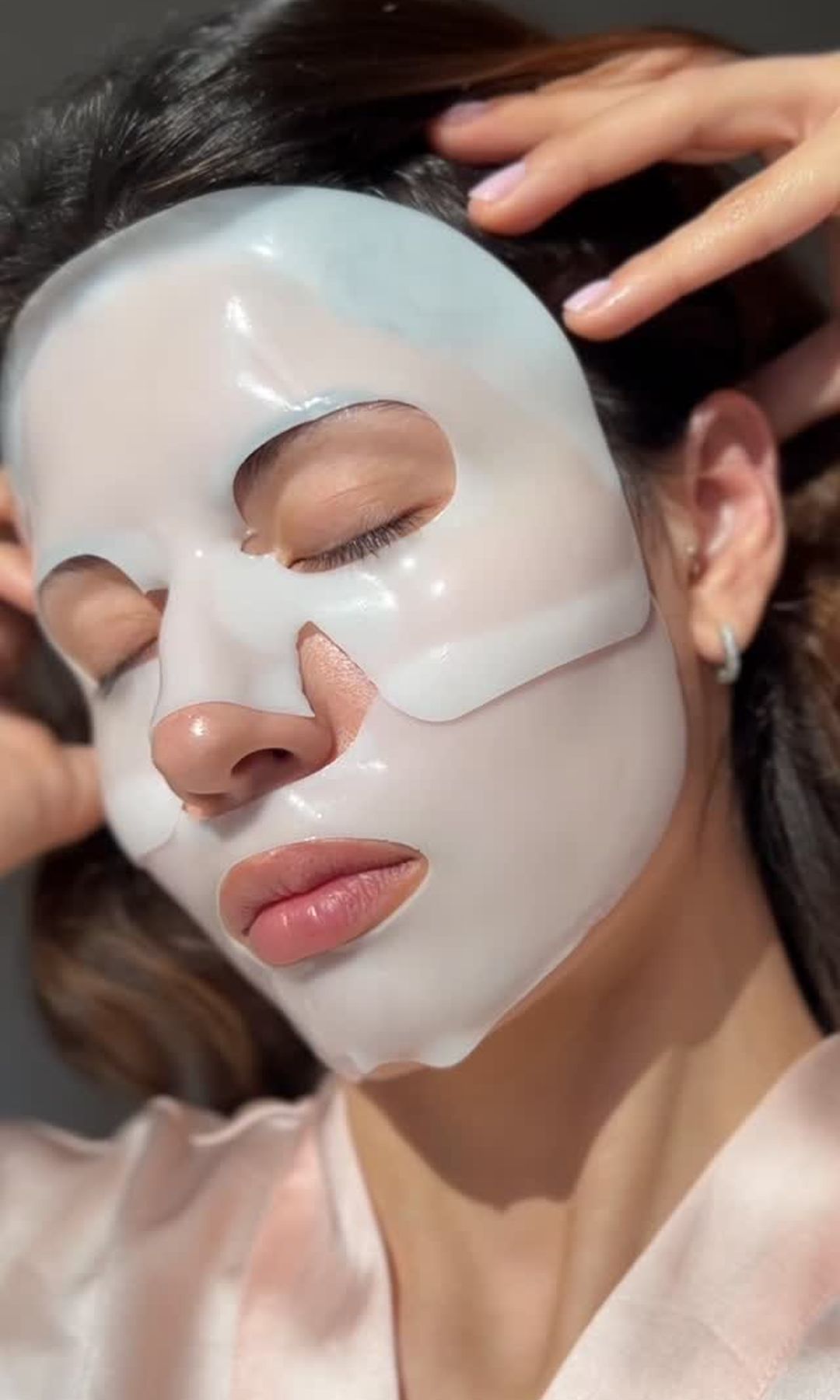 Mujer aplicándose una mascarilla facial overnight de hidrogel durante su rutina nocturna