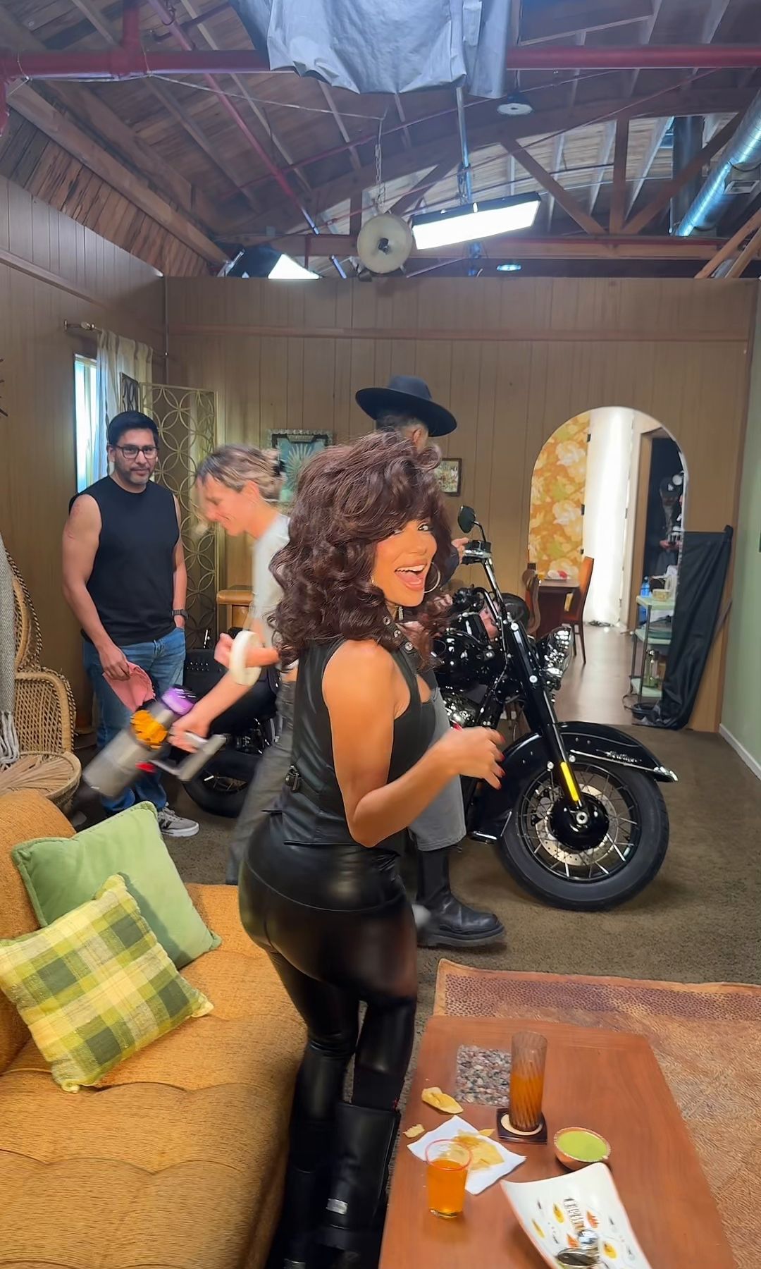 Eva Longoria luce una peluca de rizos XXL y gran volumen inspirada en los peinados de los años 80