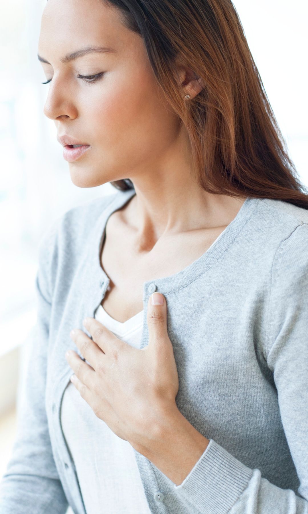mujer con dolor en el pecho