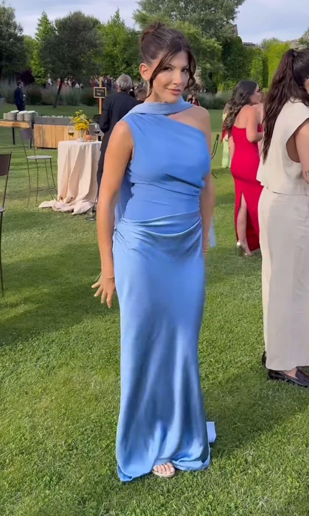 Natalia Beciu con vestido azul en la boda de Susana Molina